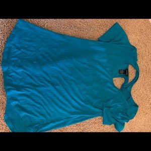 Women’s shirt with open back